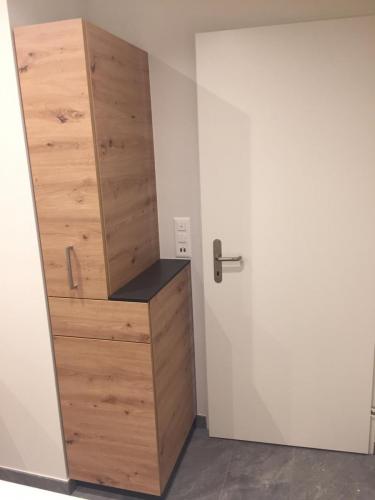 Badezimmermöbel mit Eichen Rustikaldekor und Vollkerngranit Abdeckung